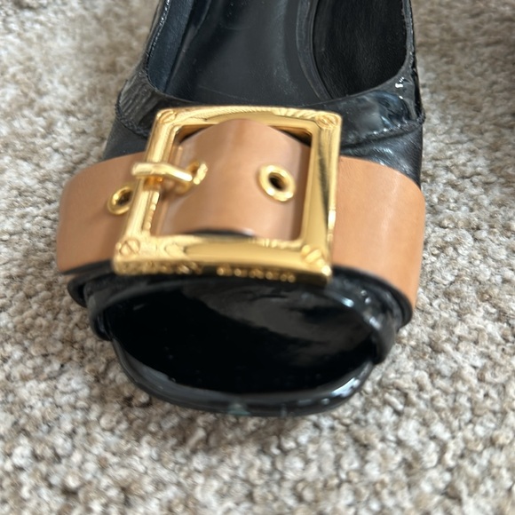 Lady size 8 1/2 medium Tory Burch black and beige pumps with gold detail - Picture 9 of 10